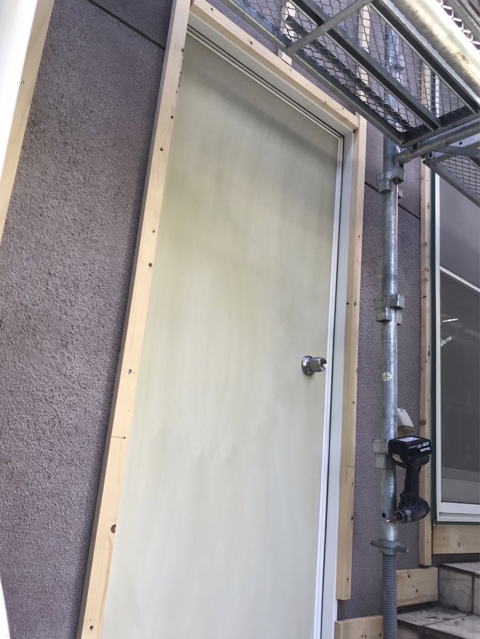 勝手口カバー工法２