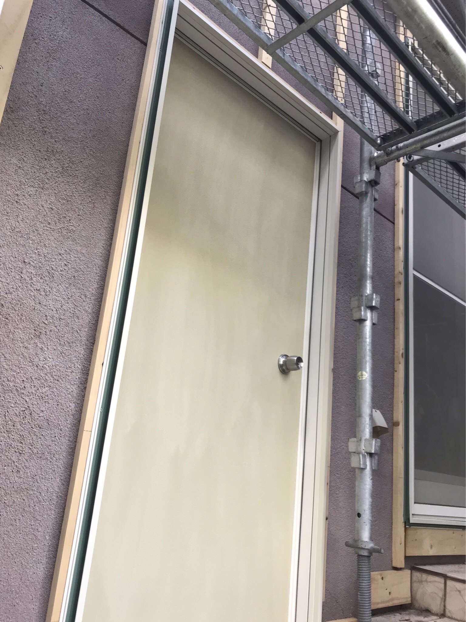 勝手口カバー工法４